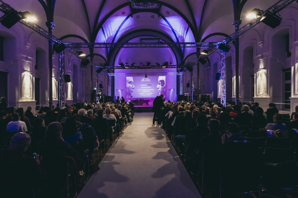 La Forum européen de bioéthique se déroule depuis la salle de l’Aubette à Strasbourg. Toutes les conférences sont retransmises en live sur le site et en replay + podcasts sur toutes les plateformes