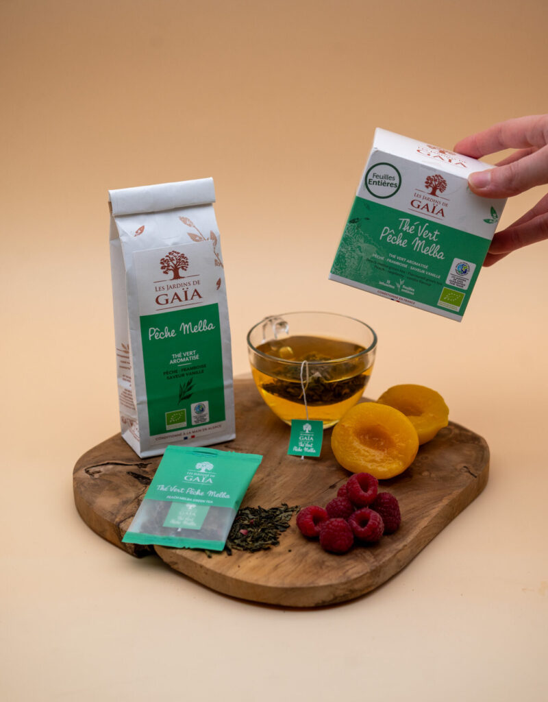 Photo d'ambiance thé vert vrac et infusettes Jardins de Gaïa