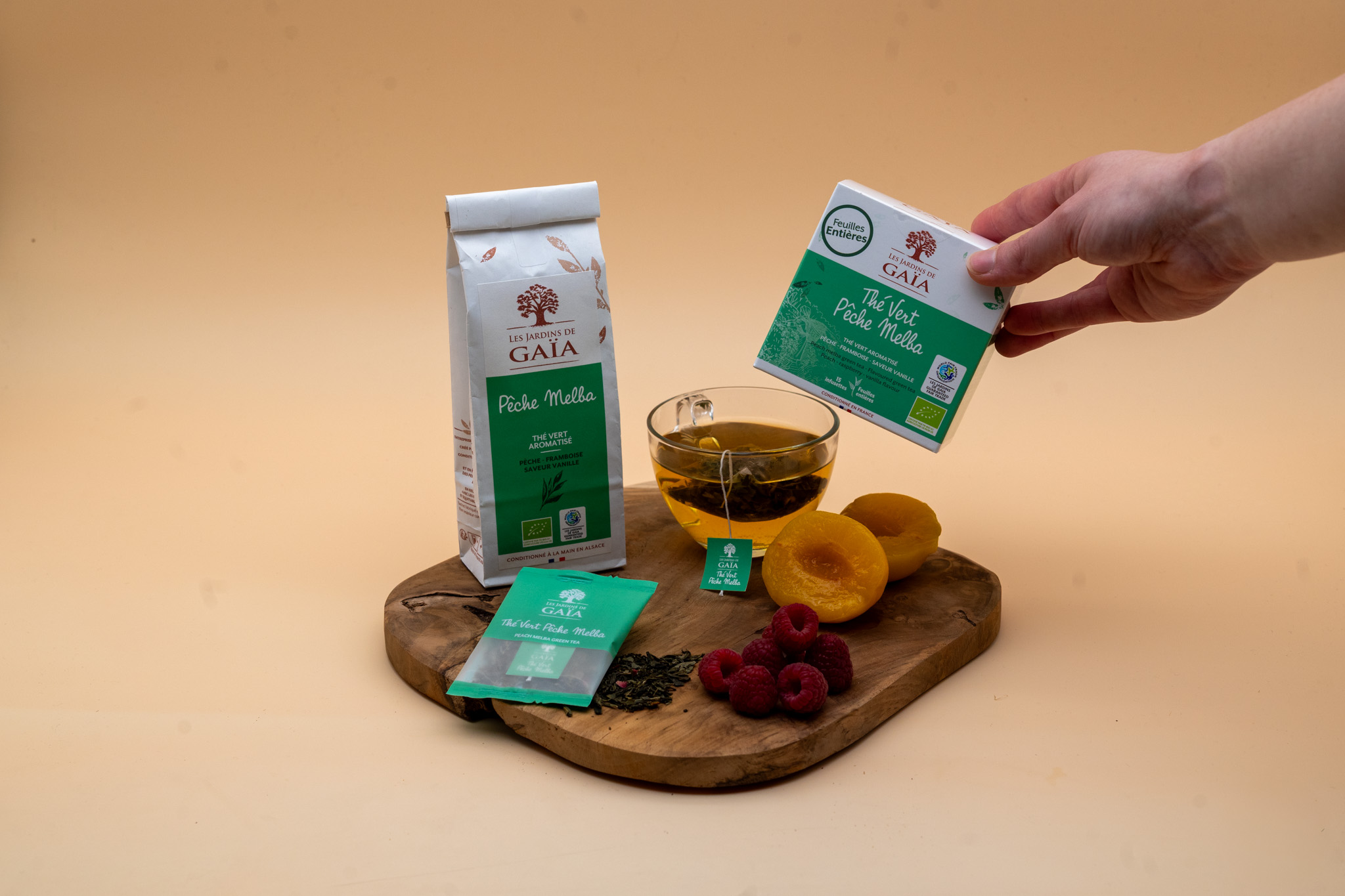 Photo d'ambiance présentant le thé vert des Jardins de Gaïa en infusettes