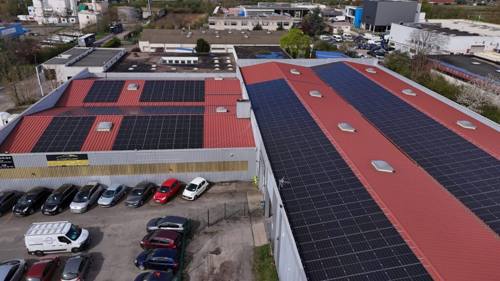 Panneaux photovoltaïques installés sur le toit de la centrale de Marly